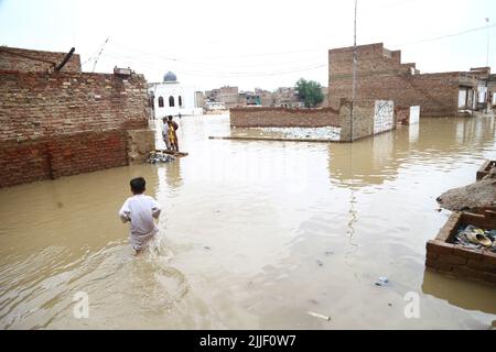 Hyderabad, Sindh, Pakistan. 25th juillet 2022. Une vue sur une zone inondée de la colonie Maher Ali ici à Hyderabad (photo de crédit : © Jan Ali Laghari/Pacific Press via ZUMA Press Wire) Banque D'Images