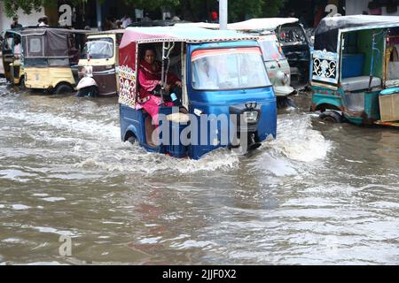 Hyderabad, Sindh, Pakistan. 25th juillet 2022. Un véhicule passe de l'eau de pluie en face de la gare, la ville fait face à une forte pluie de lune bientôt (Credit image: © Jan Ali Laghari/Pacific Press via ZUMA Press Wire) Banque D'Images