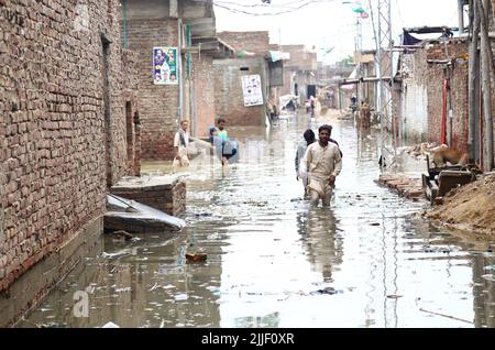 Hyderabad, Sindh, Pakistan. 25th juillet 2022. Les peuples se déplacent de la colonie de Maher Ali à l'endroit sûr après la forte pluie dans la ville de Hyderabad (Credit image: © Jan Ali Laghari/Pacific Press via ZUMA Press Wire) Banque D'Images