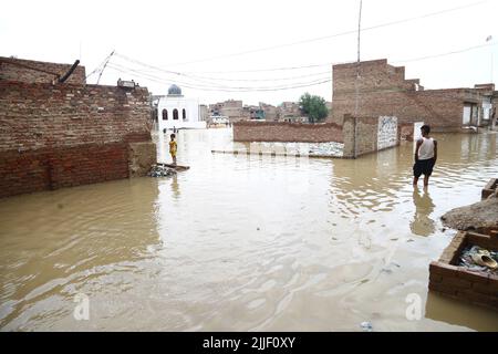 Hyderabad, Sindh, Pakistan. 25th juillet 2022. Une vue sur une zone inondée de la colonie Maher Ali ici à Hyderabad (photo de crédit : © Jan Ali Laghari/Pacific Press via ZUMA Press Wire) Banque D'Images