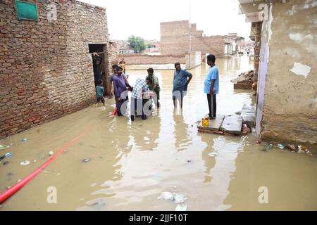 Hyderabad, Sindh, Pakistan. 25th juillet 2022. Les employés du gouvernement sont occupés à sortir l'eau de pluie de la colonie Maher Ali qui est affectée par la lune bientôt la pluie ici à Hyderabad (Credit image: © Jan Ali Laghari/Pacific Press via ZUMA Press Wire) Banque D'Images