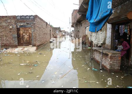 Hyderabad, Sindh, Pakistan. 25th juillet 2022. Une vue d'une colonie Maher Ali où l'eau de pluie est un magasin et la résidence de la région se déplacent à un endroit sûr ici à Hyderabad (Credit image: © Jan Ali Laghari/Pacific Press via ZUMA Press Wire) Banque D'Images