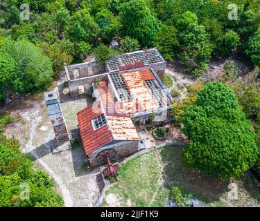 Vue aérienne d'un moulin à sucre abandonné dans les îles Vierges américaines Banque D'Images