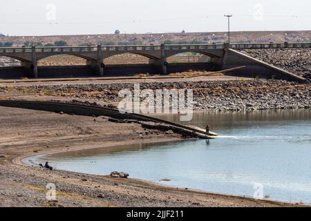 Silver Springs, États-Unis. 25th juillet 2022. Les gens ont vu la pêche dans un réservoir. Le niveau d'eau des réservoirs de Lahontan continue de baisser sous les températures de 100 degrés et les besoins agricoles. (Photo de Ty O'Neil/SOPA Images/Sipa USA) crédit: SIPA USA/Alay Live News Banque D'Images