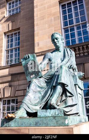 Statue du philosophe David Hume sur le Royal Mile à Édimbourg, en Écosse, sculptée en 1995 par Alexander Stoddart, en Écosse, au Royaume-Uni Banque D'Images