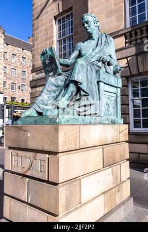 Statue du philosophe David Hume sur le Royal Mile à Édimbourg, en Écosse, sculptée en 1995 par Alexander Stoddart, en Écosse, au Royaume-Uni Banque D'Images