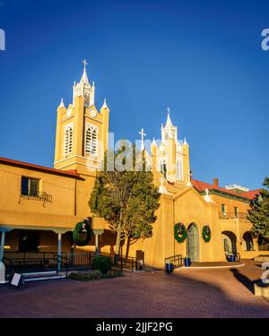 Église San Felipe de Neri dans la place de la vieille ville à Albuquerque, Nouveau-Mexique Banque D'Images