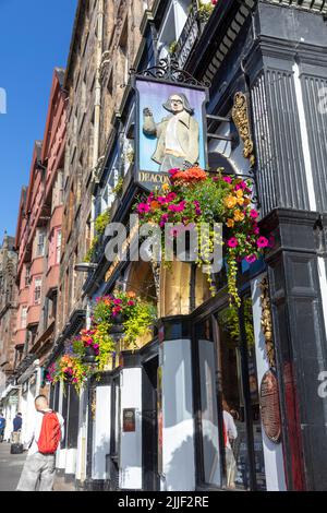 Deacon Brodie taverne maison publique sur le Royal Mile dans le centre-ville d'Édimbourg, un jour d'été avec panier suspendu de fleurs, Écosse, Royaume-Uni, Europe Banque D'Images