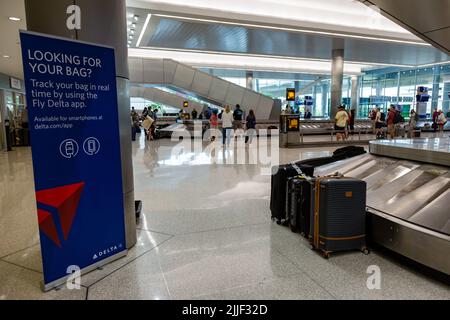 Un panneau Delta Airlines près des bagages non récupérés dans le carrousel à bagages à l'intérieur de l'aéroport international d'Indianapolis à Indianapolis, Indiana, États-Unis. Banque D'Images
