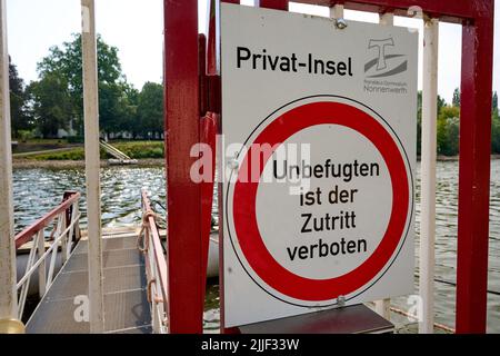 Remagen, Allemagne. 20th juillet 2022. Le ferry pour l'île du Rhin de Nonnenwerth a cessé ses activités. Les signes indiquent que l'intrusion est interdite. Après près de 170 ans, la tradition scolaire sur l'île du Rhin de Nonnenwerth près de Remagen s'est terminée vendredi avec de nombreuses larmes d'enfants. (À dpa : l'île de Nonnenwerth fait face à un avenir incertain après une longue tradition scolaire). Crédit : Thomas Frey/dpa/Alay Live News Banque D'Images