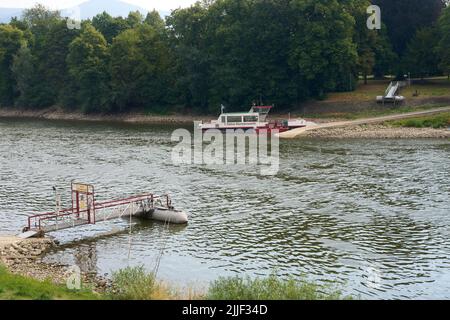 Remagen, Allemagne. 20th juillet 2022. Le ferry pour l'île du Rhin de Nonnenwerth a cessé ses activités. Les signes indiquent que l'intrusion est interdite. Après près de 170 ans, la tradition scolaire sur l'île du Rhin de Nonnenwerth près de Remagen s'est terminée vendredi avec de nombreuses larmes d'enfants. (À dpa : l'île de Nonnenwerth fait face à un avenir incertain après une longue tradition scolaire). Crédit : Thomas Frey/dpa/Alay Live News Banque D'Images