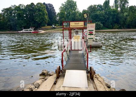 Remagen, Allemagne. 20th juillet 2022. Le ferry pour l'île du Rhin de Nonnenwerth a cessé ses activités. Après près de 170 ans, la tradition scolaire sur l'île du Rhin de Nonnenwerth près de Remagen s'est terminée vendredi avec de nombreuses larmes d'enfants. (À dpa : l'île de Nonnenwerth fait face à un avenir incertain après une longue tradition scolaire). Crédit : Thomas Frey/dpa/Alay Live News Banque D'Images