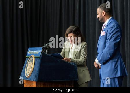 New York, NY - 25 juillet 2022 : le gouverneur Hochul signe un projet de loi visant à éliminer les taxes de vente locales sur les couches en tant que sénateur d'État Jamaal Bailey regarde à Washington Heights YM&YWHA Banque D'Images