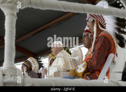 Edmonton, Ouest du Canada, 25 juillet 2022. Le pape François rencontre des dirigeants autochtones lors d'une réunion au parc Muskwa à Maskwacis, au sud d'Edmonton, dans l'ouest du Canada, sur 25 juillet 2022. Le pape François visite le Canada pour avoir l'occasion de s'excuser personnellement auprès des survivants autochtones d'abus commis sur une période de décennies dans des écoles résidentielles gérées par l'Église catholique. Photo de Vatican Media (EV)/ABACAPRESS.COM Banque D'Images