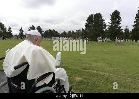 Edmonton, Ouest du Canada, 25 juillet 2022. Le pape François prie au cimetière autochtone d'Ermineskin, à Maskwacis, au sud d'Edmonton, dans l'ouest du Canada, sur 25 juillet 2022. Le pape François visite le Canada pour avoir l'occasion de s'excuser personnellement auprès des survivants autochtones d'abus commis sur une période de décennies dans des écoles résidentielles gérées par l'Église catholique. Photo de Vatican Media (EV)/ABACAPRESS.COM Banque D'Images