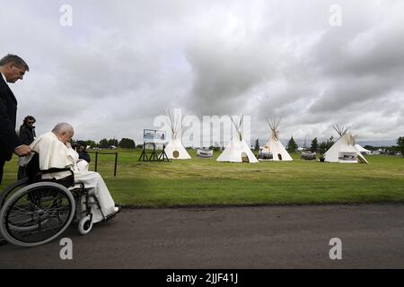 Edmonton, Ouest du Canada, 25 juillet 2022. Le pape François prie au cimetière autochtone d'Ermineskin, à Maskwacis, au sud d'Edmonton, dans l'ouest du Canada, sur 25 juillet 2022. Le pape François visite le Canada pour avoir l'occasion de s'excuser personnellement auprès des survivants autochtones d'abus commis sur une période de décennies dans des écoles résidentielles gérées par l'Église catholique. Photo de Vatican Media (EV)/ABACAPRESS.COM Banque D'Images