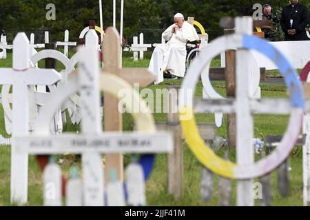 Edmonton, Ouest du Canada, 25 juillet 2022. Le pape François prie au cimetière autochtone d'Ermineskin, à Maskwacis, au sud d'Edmonton, dans l'ouest du Canada, sur 25 juillet 2022. Le pape François visite le Canada pour avoir l'occasion de s'excuser personnellement auprès des survivants autochtones d'abus commis sur une période de décennies dans des écoles résidentielles gérées par l'Église catholique. Photo de Vatican Media (EV)/ABACAPRESS.COM Banque D'Images