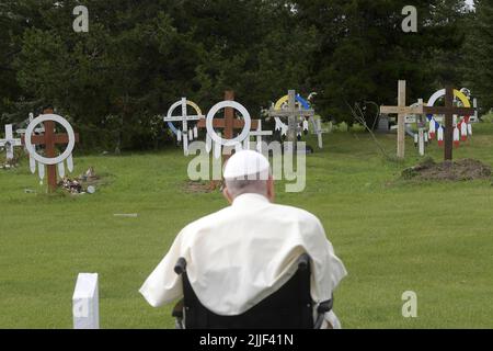 Edmonton, Ouest du Canada, 25 juillet 2022. Le pape François prie au cimetière autochtone d'Ermineskin, à Maskwacis, au sud d'Edmonton, dans l'ouest du Canada, sur 25 juillet 2022. Le pape François visite le Canada pour avoir l'occasion de s'excuser personnellement auprès des survivants autochtones d'abus commis sur une période de décennies dans des écoles résidentielles gérées par l'Église catholique. Photo de Vatican Media (EV)/ABACAPRESS.COM Banque D'Images