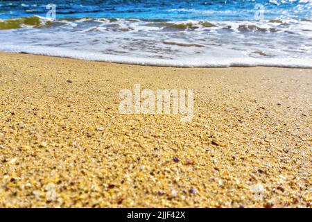 Gros plan sur les sables dorés et les vagues douces qui s'enferment sur la plage de Watsons Bay à Sydney, en Australie. Fond de plage de sable avec espace de copie. Banque D'Images