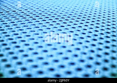 Surface perforée abstraite bleu pâle des fils de tissage. Arrière-plans et textures numériques, électroniques et musicaux Banque D'Images