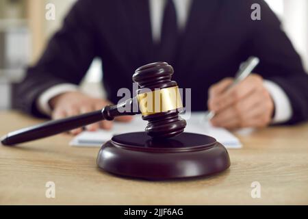 Un juge en gros plan en bois, un bâtel symbolisant une procédure judiciaire ou une poursuite nécessitant des services d'avocat Banque D'Images