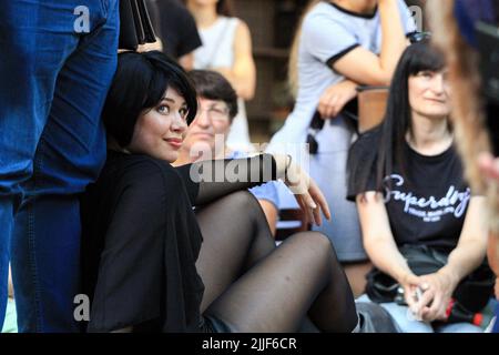 Odessa, Ukraine. 23rd juillet 2022. L'actrice de théâtre est vue pendant la représentation de 'Odessa, je vous aime' au marché du livre à Odessa. La performance "Odessa, je t'aime" raconte des histoires de la vie des habitants d'Odessa avec sa couleur caractéristique et son humour. La représentation a été mise en scène par les acteurs du Théâtre n° 7 et jouée à l'extérieur sur le marché du livre. Le but de la performance est de recueillir des dons pour les besoins de défense aérienne (photo par Viacheslav Onyshchenko/SOPA Images/Sipa USA) crédit: SIPA USA/Alay Live News Banque D'Images