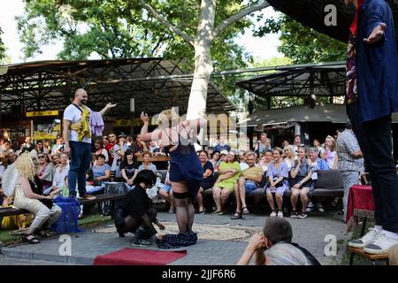 Odessa, Ukraine. 23rd juillet 2022. Le public regarde comme acteurs de théâtre exécuter ''Odessa, je t'aime'' sur le marché du livre à Odessa. La performance ''Odessa, je t'aime' raconte des histoires de la vie des habitants d'Odessa avec sa couleur caractéristique et son humour. La représentation a été mise en scène par les acteurs du Théâtre n° 7 et jouée à l'extérieur sur le marché du livre. Le but de cette performance est de recueillir des dons pour les besoins de défense aérienne. (Credit image: © Viacheslav Onyshchenko/SOPA Images via ZUMA Press Wire) Banque D'Images