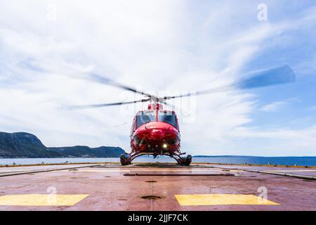 Un hélicoptère atterrit à bord du NGCC George R. Pearkes près de St. John’s, Terre-Neuve, Canada, 25 mai 2022. La Garde côtière canadienne est un organisme de service spécial au sein de Pêches et Océans Canada. (É.-U. Photo de la Garde côtière par l'officier de Petty 1st classe Travis Magee) Banque D'Images