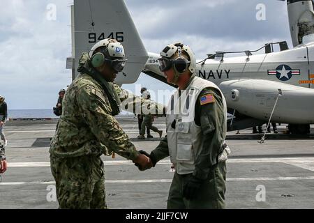 220724-N-VI910-1226 OCÉAN PACIFIQUE (24 juillet 2022) SMA. Arrière J.T. Anderson, à droite, commandant, Carrier Strike Group 3, accueille le sous-ministre adjoint. John Watkins, commandant adjoint, U.S. 3rd Fleet, sur le pont de vol du porte-avions de la classe Nimitz USS Abraham Lincoln (CVN 72) pendant la Rim of the Pacific (RIMPAC) 2022. Vingt-six nations, 38 navires, trois sous-marins, plus de 170 avions et 25 000 membres du personnel participent au RIMPAC de 29 juin au 4 août dans les îles hawaïennes et dans le sud de la Californie. Le plus grand exercice maritime international au monde, RIMPAC offre un programme d’entraînement unique Banque D'Images