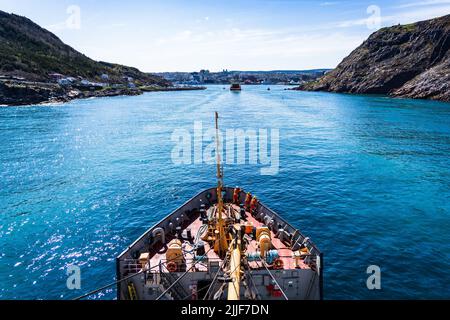 L'équipage du NGCC George R. Pearkes se dirige vers le port de St. John's, à Terre-Neuve, au Canada, en 25 mai 2022. La Garde côtière canadienne est un organisme de service spécial au sein de Pêches et Océans Canada. (É.-U. Photo de la Garde côtière par l'officier de Petty 1st classe Travis Magee) Banque D'Images