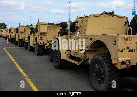 Des véhicules tactiques légers interarmées de l'équipe de combat de la Brigade blindée 3rd, 1st division de Cavalry sont mis en scène pour un mouvement par chemin de fer au port d'Anvers-Bruges, Belgique, 22 juillet 2022. 2 700 pièces d'équipement seront inventoriées, entreposées et transportées dans toute l'Europe par chemin de fer, barge et ligne commerciale pour un déploiement par rotation. Banque D'Images