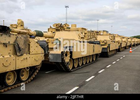 Armée américaine M1A2 les chars d'Abrams appartenant à l'équipe de combat de la brigade blindée 3rd, 1st division de Cavalerie sont alignés pour être transportés dans toute l'Europe au port d'Anvers-Bruges, Belgique, 22 juillet 2022. Au total, 2 700 pièces d'équipement entrent dans le port et partent par chemin de fer, barge et ligne commerciale pour soutenir un déploiement rotatif. Banque D'Images