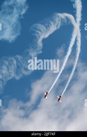 L’équipe de spectacles aériens sans daanté effectue des acrobaties aériennes pendant le « vol au-dessus des chutes » de la Maison-militaire du Montana à la base de la Garde nationale aérienne du Montana, à Great Falls, au Montana, en 24 juillet 2022. L'équipe de formation aérostatique à deux navires est du Nord-Ouest du Pacifique et des efie avec le panneau d'appel "Orca Flight". (É.-U. Photo de la Force aérienne par le sergent d'état-major. Tristan Truesdell) Banque D'Images