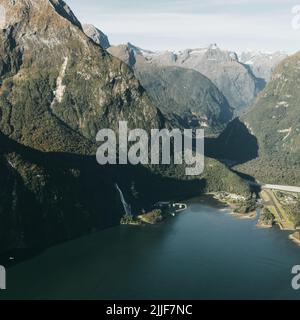 Nouvelle-Zélande. Milford Sound (Piopiotahi) d'en haut - la tête du fiord, de la rivière Cleddau et de l'aéroport de Milford Sound Banque D'Images