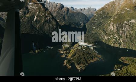 Nouvelle-Zélande. Milford Sound (Piopiotahi) d'en haut - la tête du fiord, de la rivière Cleddau et de l'aéroport de Milford Sound Banque D'Images