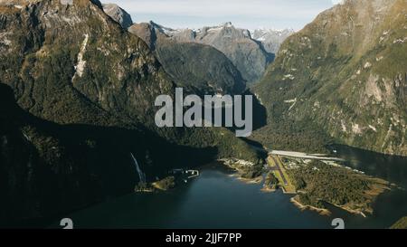 Nouvelle-Zélande. Milford Sound (Piopiotahi) d'en haut - la tête du fiord, de la rivière Cleddau et de l'aéroport de Milford Sound Banque D'Images