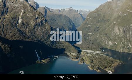 Nouvelle-Zélande. Milford Sound (Piopiotahi) d'en haut - la tête du fiord, de la rivière Cleddau et de l'aéroport de Milford Sound Banque D'Images