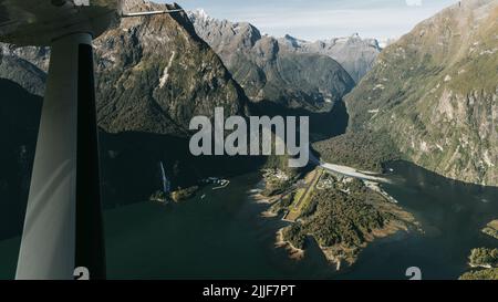 Nouvelle-Zélande. Milford Sound (Piopiotahi) d'en haut - la tête du fiord, de la rivière Cleddau et de l'aéroport de Milford Sound Banque D'Images