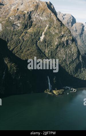 Nouvelle-Zélande. Milford Sound (Piopiotahi) d'en haut - la tête du fiord, de la rivière Cleddau et de l'aéroport de Milford Sound Banque D'Images