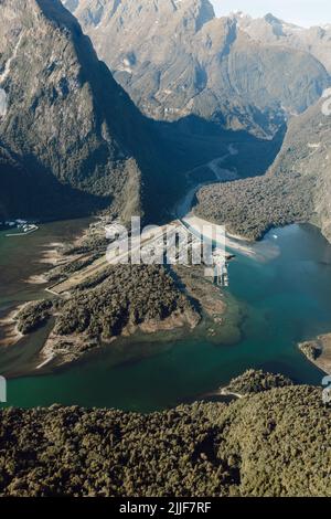 Nouvelle-Zélande. Milford Sound (Piopiotahi) d'en haut - la tête du fiord, de la rivière Cleddau et de l'aéroport de Milford Sound Banque D'Images