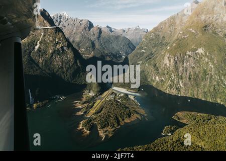 Nouvelle-Zélande. Milford Sound (Piopiotahi) d'en haut - la tête du fiord, de la rivière Cleddau et de l'aéroport de Milford Sound Banque D'Images