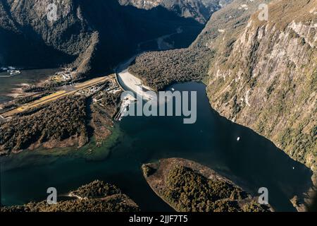 Nouvelle-Zélande. Milford Sound (Piopiotahi) d'en haut - la tête du fiord, de la rivière Cleddau et de l'aéroport de Milford Sound Banque D'Images