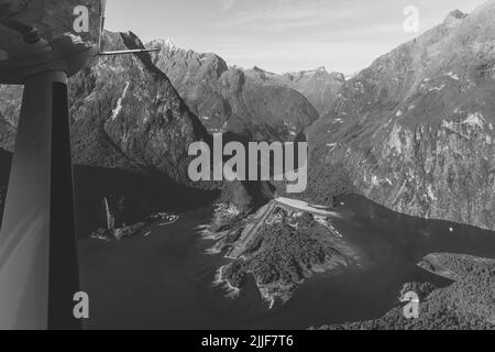 Nouvelle-Zélande. Milford Sound (Piopiotahi) d'en haut - la tête du fiord, de la rivière Cleddau et de l'aéroport de Milford Sound Banque D'Images