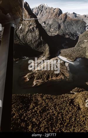 Nouvelle-Zélande. Milford Sound (Piopiotahi) d'en haut - la tête du fiord, de la rivière Cleddau et de l'aéroport de Milford Sound Banque D'Images