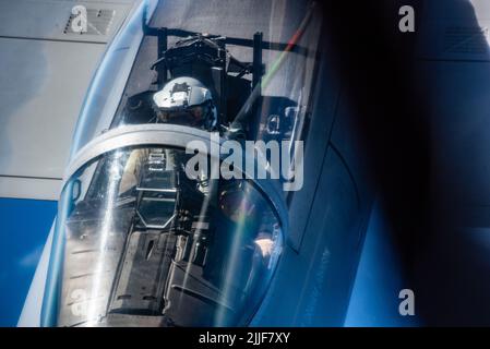 Un aigle F-15C du 67th Escadron de chasseurs reçoit du carburant d'un stratotanker KC-135 du 909th Escadron de ravitaillement aérien au-dessus de l'océan Pacifique (20 juillet 2022). Les armes et les systèmes de contrôle de vol de l'aigle F-15 sont conçus de manière à ce qu'une personne puisse mener des combats aériens-aériens en toute sécurité et efficacement. (É.-U. Photo de la Force aérienne par Airman classe 1st Yosselin Perla) Banque D'Images