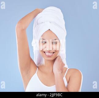 Laissez-moi vous parler de ma routine de beauté. Une belle jeune femme posant avec une serviette enroulée autour de sa tête. Banque D'Images