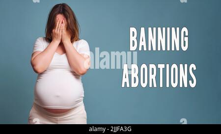 Inscription interdisant l'avortement et la femme enceinte, prise en studio sur fond bleu Banque D'Images