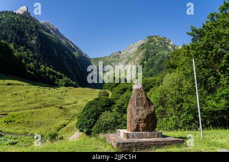 Stèle en hommage aux fugitifs de France pendant la Seconde Guerre mondiale, Hospice de France , Luchon, chaîne de montagne pyrénéenne, France Banque D'Images