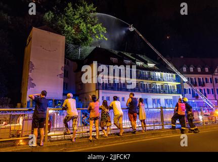 Hrensko, République tchèque. 25th juillet 2022. Un pompier jette de l'eau dans le parc national de Ceske Svycarsko (Suisse tchèque), à Hrensko, République tchèque, lundi, 25 juillet, 2022. L'incendie a éclaté le dimanche et a commencé à s'étendre le lundi quand le vent a augmenté. Crédit : Vojtech Hajek/CTK photo/Alay Live News Banque D'Images