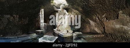 Vue panoramique immersive du mithraeum thermal avec statue du Dieu Mithras tuant un taureau dans les fouilles archéologiques d'Antica Ostia Banque D'Images